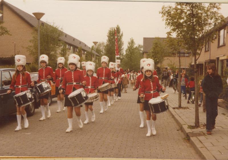 25-5-1978 10 jarig bestaan van drumband de Reef concours door de burgemeestersbuurt dit was 21-5-78